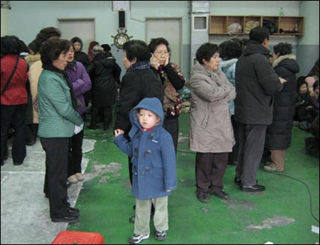 시위현장에 할머니와 같이 나온 어린이. 